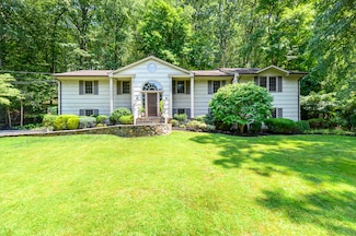 65 Mcintosh Rd, Stamford, CT 06903