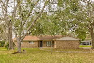 111 Sleepy Hollow Dr, Lake Jackson, TX 77566