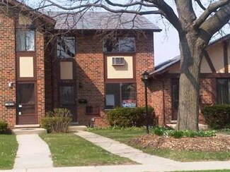 17W660 14th St Unit 11, Oakbrook Terrace, IL 60181