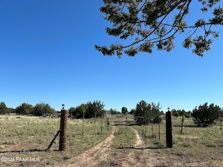 228 Flying Wrench Rd, Ash Fork, AZ 86320