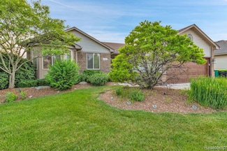52865 Cross Creek Dr, Chesterfield, MI 48047