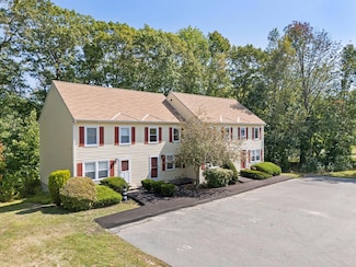 39 Powder Mill Dr, Kennebunk, ME 04043