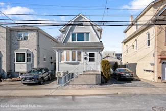 61 Robin Rd, Staten Island, NY 10305