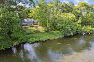 4300 W Bacon Rd, Hillsdale, MI 49242