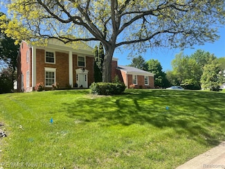 5250 Hardwoods Dr, West Bloomfield, MI 48323