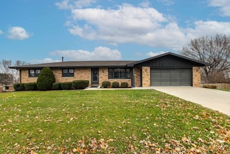 2332 Briarwood Dr, Dubuque, IA 52002