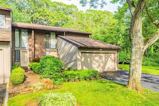 43 Carriage Ct, Jericho, NY 11753
