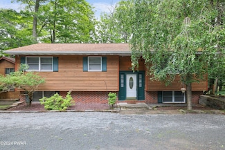 1082 Beaver Lake Dr, Lake Ariel, PA 18436