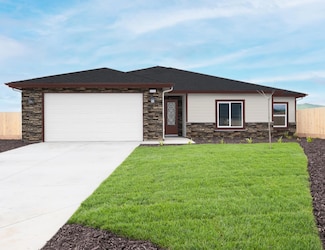 1026 N Walnut St, Woodlake, CA 93286