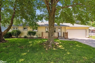 105 E Kennedy St, New London, IA 52645
