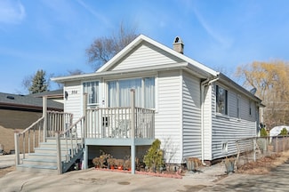 864 E Thacker St, Des Plaines, IL 60016