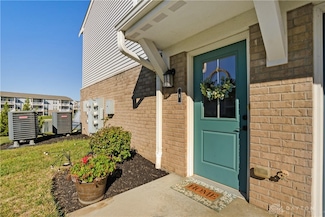 5 Old Pond Rd, Springboro, OH 45066