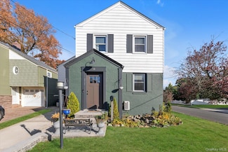 13 Gotham St, Valley Stream, NY 11581