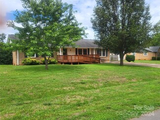 8817 Singingpine Rd, Charlotte, NC 28214