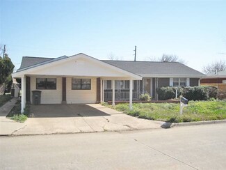 1318 SE Barclay Rd, Lawton, OK 73501