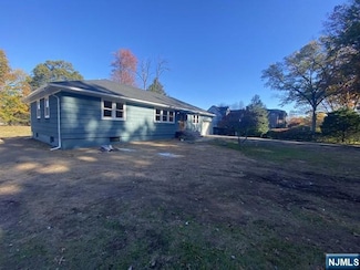 167 Midwood Rd, Paramus, NJ 07652