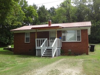210 E Pillow St, Clifton, TN 38425