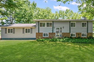 12126 Maple Hill Dr, Farmer City, IL 61842