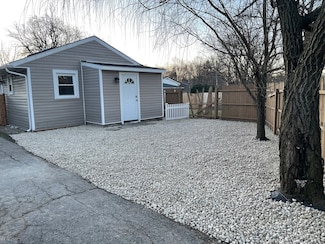 519 N Waukegan Rd, Lake Bluff, IL 60044