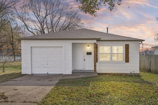 304 E Cofield St, Aurora, MO 65605