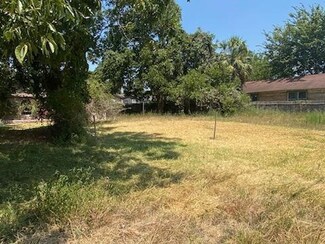 1507 E 32nd 1 2 St, Houston, TX 77022