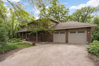 878 Lakewood Hills Rd S, Eagan, MN 55123