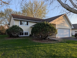 861 Lake Susan Dr, Chanhassen, MN 55317