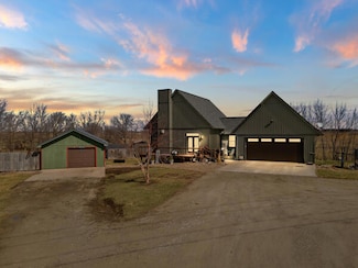 2818 Old White Way, Ainsworth, IA 52201