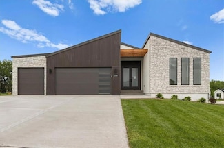 2226 SW Crown Dr, Lee's Summit, MO 64082