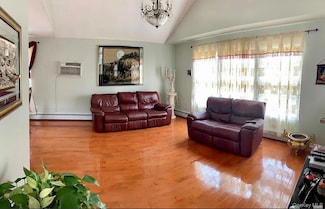 99 Ormond St, Hempstead, NY 11550