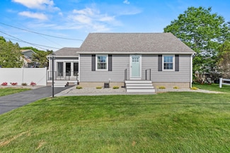 27 Seaside Ave, Saco, ME 04072