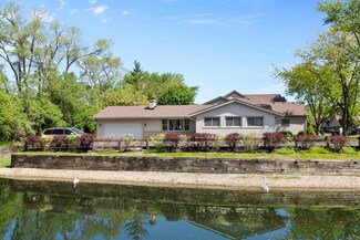 104 Deer Run Ln, Elgin, IL 60120