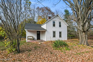 271 Bradley St, Lee, MA 01238