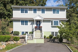 8 Lee Gray Ct, Glen Cove, NY 11542
