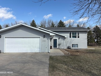 1306 34th St SW, Watertown, SD 57201