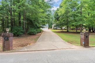 413 Tuxedo Dr, Commerce, GA 30530