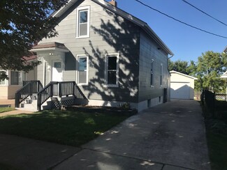 906 Solfisburg Ave, Aurora, IL 60505