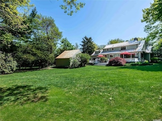19 Woodland Dr, Manhasset, NY 11030
