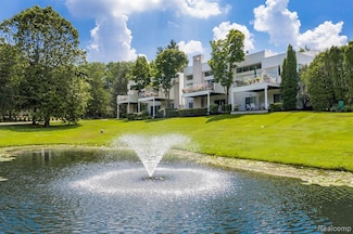 1756 Alexander Dr Unit 14, Bloomfield Hills, MI 48302