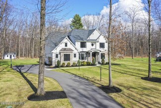 24 Saddle Creek Cir, Rexford, NY 12148