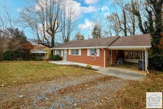 206 Pine St, Stuart, VA 24171