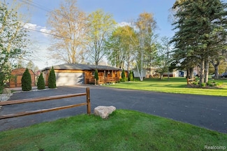 10024 Kress Rd, Pinckney, MI 48169
