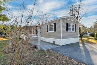 9 Strawberry Ln, Concord, NH 03301