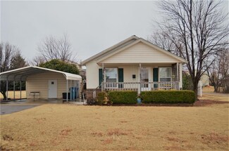 1014 E 3rd St, Cordell, OK 73632