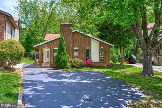 206 Keyes Ct, Sterling, VA 20164