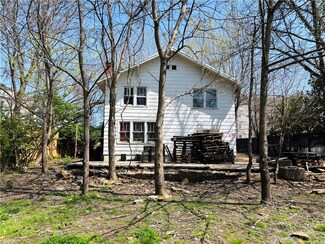 887 S Lt Col Leroy Pond Ave, Fayetteville, AR 72701