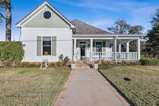 907 S Robinson St, Cleburne, TX 76031