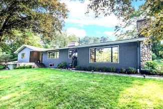 10 Fernbrook Dr, Brookfield, CT 06804