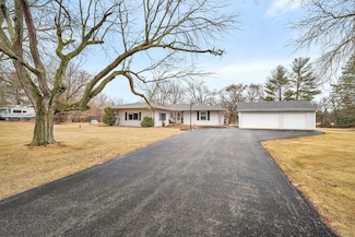 43 Woodland Dr, Plano, IL 60545