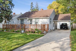 411 12th St N, Moorhead, MN 56560